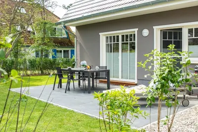 Ein Garten an der Unterkunft Darss - Duett 2
