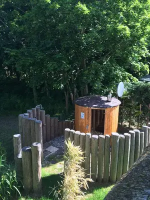 Ein Garten an der Unterkunft Boddenfrosch