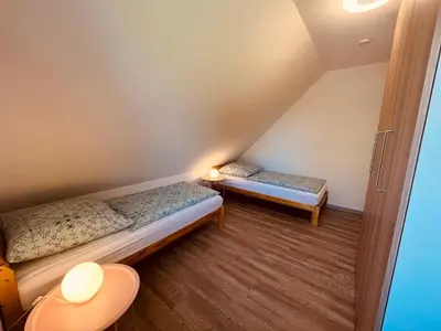 Ein Bett oder Betten in einem Zimmer der Unterkunft Holmblick - Boddenblick, Balkon, 2 Schlafzimmer, 4 Personen