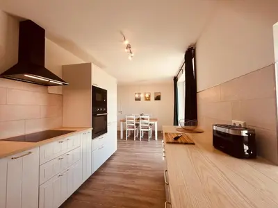 Küche/Küchenzeile in der Unterkunft Holmblick - Boddenblick, Balkon, 2 Schlafzimmer, 4 Personen