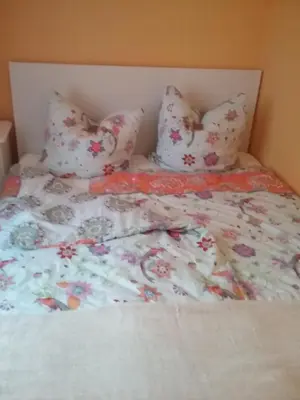 Ein Bett oder Betten in einem Zimmer der Unterkunft Ferienwohnung im Kapitänsgarten in Prerow