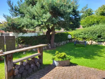 Ein Garten an der Unterkunft Ferienwohnung Up Reede
