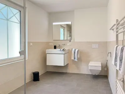 Ein Badezimmer in der Unterkunft Küstenkajüte Whg 1