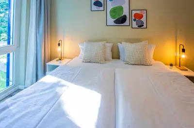 Ein Bett oder Betten in einem Zimmer der Unterkunft Meereswoge Zingst - 5-Sterne Erholung an der Ostseeküste