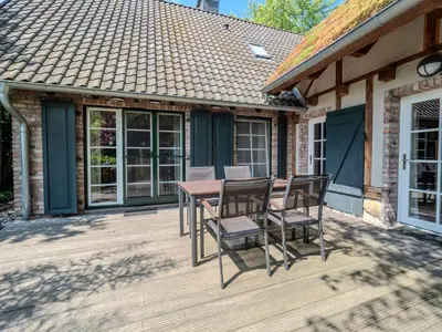Das Gebäude in dem sich das Ferienhaus befindet