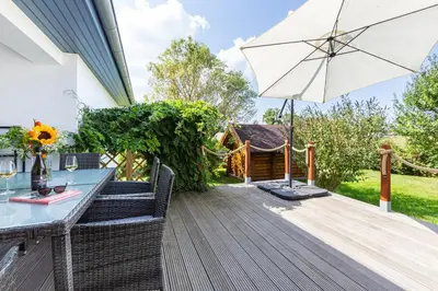 Ein Garten an der Unterkunft Eenhoorn