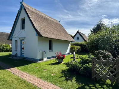 Ein Garten an der Unterkunft Ferienhäuser Strandhaus Dünenwind