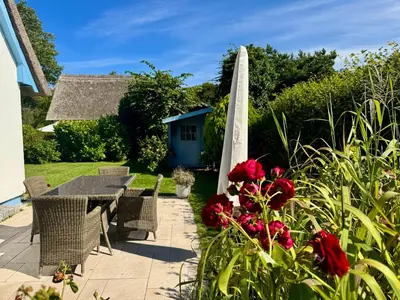 Ein Garten an der Unterkunft Ferienhäuser Strandhaus Dünenwind