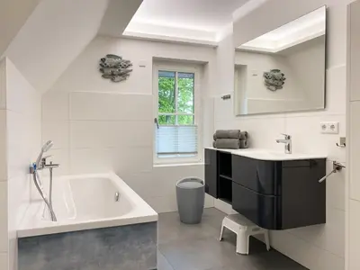 Ein Badezimmer in der Unterkunft Sonnenseite Parkliebe, App 04