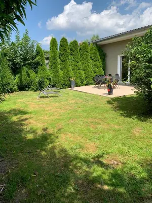 Ein Garten an der Unterkunft Schwalbe