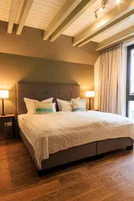Ein Bett oder Betten in einem Zimmer der Unterkunft Goldregen - waldnah mit Kamin und Balkon
