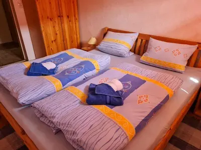 Ein Bett oder Betten in einem Zimmer der Unterkunft Ferienwohnung Kneip