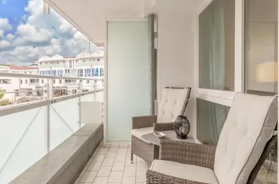 Ein Balkon oder eine Terrasse in der Unterkunft 5-Sterne-Ferienwohnung Ostseeglück Zingst inklusive Strandkorb von April-Oktober