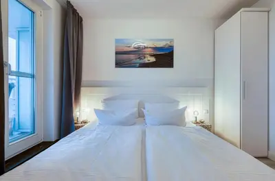 Ein Bett oder Betten in einem Zimmer der Unterkunft 5-Sterne-Apartment Ostseeperle Zingst inklusive Strandkorb April-Oktober