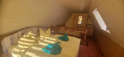 Ein Bett oder Betten in einem Zimmer der Unterkunft Ostseekrabbe