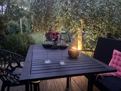 Ein Garten an der Unterkunft Boddenkate Fuhlendorf