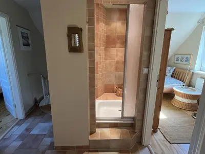 Ein Badezimmer in der Unterkunft Boddenhus Fuhlendorf