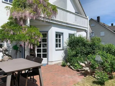 Ein Garten an der Unterkunft Ferienhaus Sturmmöwe Müggenburg