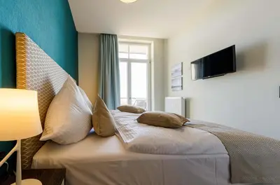 Ein Bett oder Betten in einem Zimmer der Unterkunft 5-Sterne Apartment Strandflieder mit einem traumhaften Boddenblick