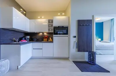 Küche/Küchenzeile in der Unterkunft 5-Sterne Apartment Strandflieder mit einem traumhaften Boddenblick