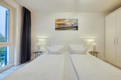 Ein Bett oder Betten in einem Zimmer der Unterkunft 5-Sterne-Ferienwohnung Ostseeschatz Zingst inklusive Strandkorb von April - Oktober