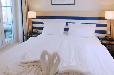 Ein Bett oder Betten in einem Zimmer der Unterkunft Meeresblau - mit Balkon zur Meerseite