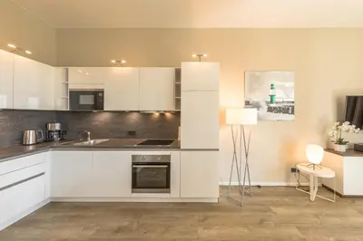 Küche/Küchenzeile in der Unterkunft 2-Zimmer Ferienwohnung Sonnengott, zwischen Ostsee und Bodden mit Süd- und Westbalkon