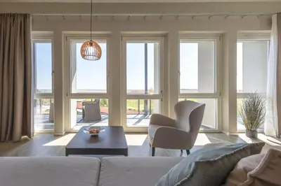 Ein Sitzbereich in der Unterkunft 2-Zimmer Ferienwohnung Sonnengott, zwischen Ostsee und Bodden mit Süd- und Westbalkon