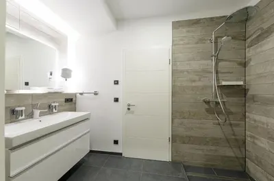 Ein Badezimmer in der Unterkunft Moderne 5 Sterne Ferienwohnung Welleneck im malerischen Ostseebad Wustrow