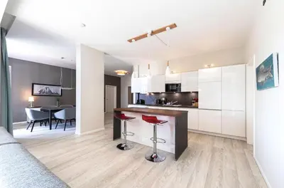 Küche/Küchenzeile in der Unterkunft Moderne 5 Sterne Ferienwohnung Welleneck im malerischen Ostseebad Wustrow