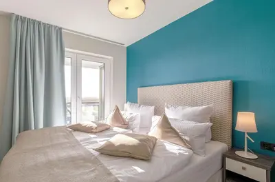 Ein Bett oder Betten in einem Zimmer der Unterkunft 5 Sterne Ferienwohnung Stranddomizil mit Eckbalkon und Boddenblick