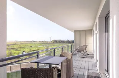 Ein Balkon oder eine Terrasse in der Unterkunft 5 Sterne Ferienwohnung Stranddomizil mit Eckbalkon und Boddenblick