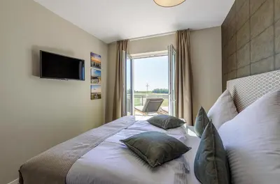 Ein Bett oder Betten in einem Zimmer der Unterkunft 5 Sterne Ferienwohnung Boddenidylle-modernes Juwel zwischen Ostsee und Bodden