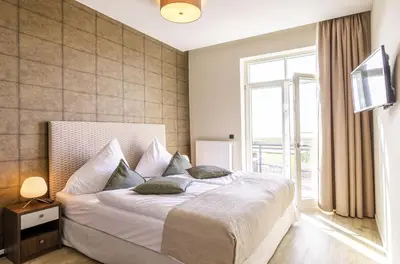 Ein Bett oder Betten in einem Zimmer der Unterkunft Ostseeglück - 5-Sterne-Ferienwohnung mit Südbalkon und Blick zum Saaler Bodden