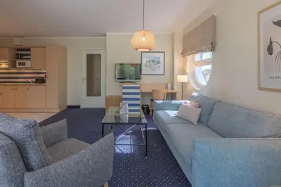 Ein Sitzbereich in der Unterkunft Grasnelke - Ferienwohnung mit Terrasse zum Kurpark im Ostseeheilbad Zingst
