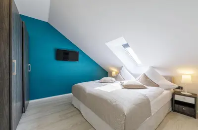 Ein Bett oder Betten in einem Zimmer der Unterkunft Seebadidylle - 5-Sterne-Ferienwohnung mit Blick auf den Saaler Bodden