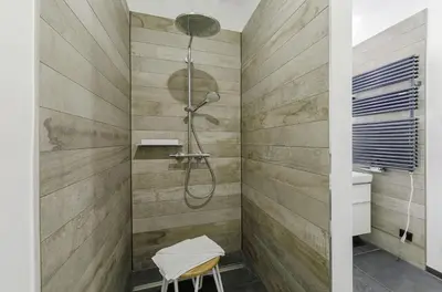 Ein Badezimmer in der Unterkunft Boddenzeit - Moderne Ferienwohnung mit Nordbalkon, Wellnessbereich und Nähe zum Ostseestrand