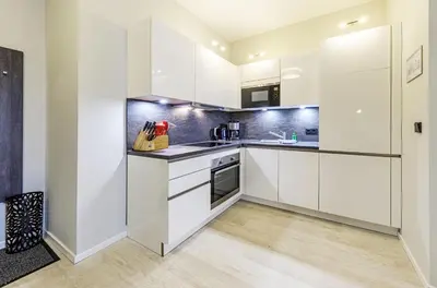 Küche/Küchenzeile in der Unterkunft Boddenzeit - Moderne Ferienwohnung mit Nordbalkon, Wellnessbereich und Nähe zum Ostseestrand