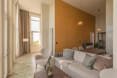 Ein Sitzbereich in der Unterkunft Mehr Meerblick - Stilvolle Ferienwohnung mit Panoramablick auf Ostsee und Saaler Bodden