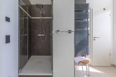 Ein Badezimmer in der Unterkunft Mehr Meerblick - Stilvolle Ferienwohnung mit Panoramablick auf Ostsee und Saaler Bodden