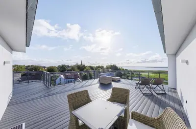 Ein Balkon oder eine Terrasse in der Unterkunft Sommertraum - Charmante 3-Zimmer Wohnung mit Eckbalkon in Wustrow