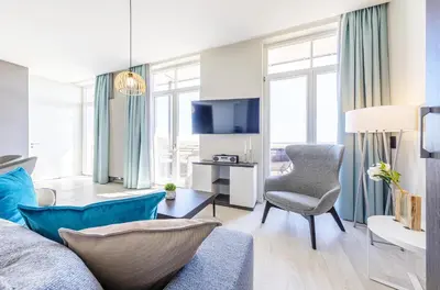 TV/Unterhaltungsangebot in der Unterkunft Große Welle - Moderne 2,5-Zimmer Ferienwohnung mit Südbalkon und Boddenblick