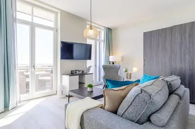 TV/Unterhaltungsangebot in der Unterkunft Große Welle - Moderne 2,5-Zimmer Ferienwohnung mit Südbalkon und Boddenblick