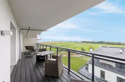 Ein Balkon oder eine Terrasse in der Unterkunft Strandgeflüster - Modernes Apartment mit Ostsee- und Boddenblick