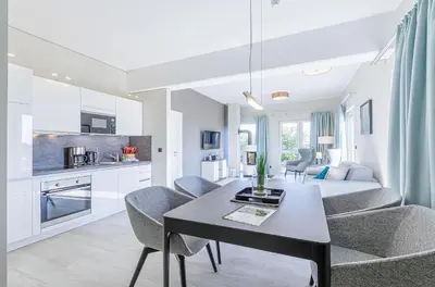 Küche/Küchenzeile in der Unterkunft Rundblick - Stilvolle 5-Sterne-Ferienwohnung mit Blick auf den Bodden