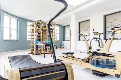 Das Fitnesscenter und/oder die Fitnesseinrichtungen in der Unterkunft Rundblick - Stilvolle 5-Sterne-Ferienwohnung mit Blick auf den Bodden