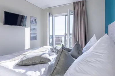 Ein Bett oder Betten in einem Zimmer der Unterkunft Sommerblume - 5 Sterne Ferienwohnung mit Blick über die Dünen zur Ostsee
