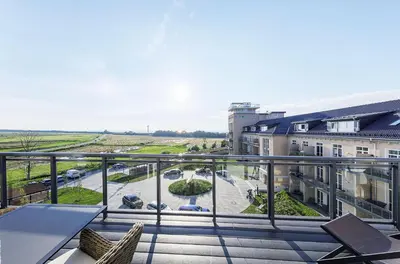 Ein Balkon oder eine Terrasse in der Unterkunft Sommerblume - 5 Sterne Ferienwohnung mit Blick über die Dünen zur Ostsee