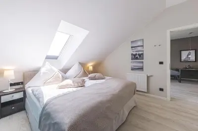 Ein Bett oder Betten in einem Zimmer der Unterkunft Seebadperle - 5 Sterne Ferienwohnung - Exklusives Ambiente zwischen Ostsee und Bodden