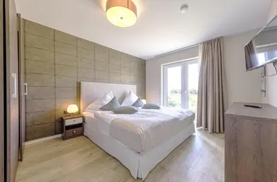 Ein Bett oder Betten in einem Zimmer der Unterkunft Strandliebe - 5 Sterne Ferienwohnung - Urlaub zwischen Ostsee und Bodden